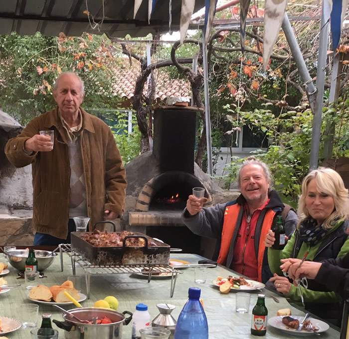 Gäste beim gemeinsamen Erleben im Hellenikon Idyllion