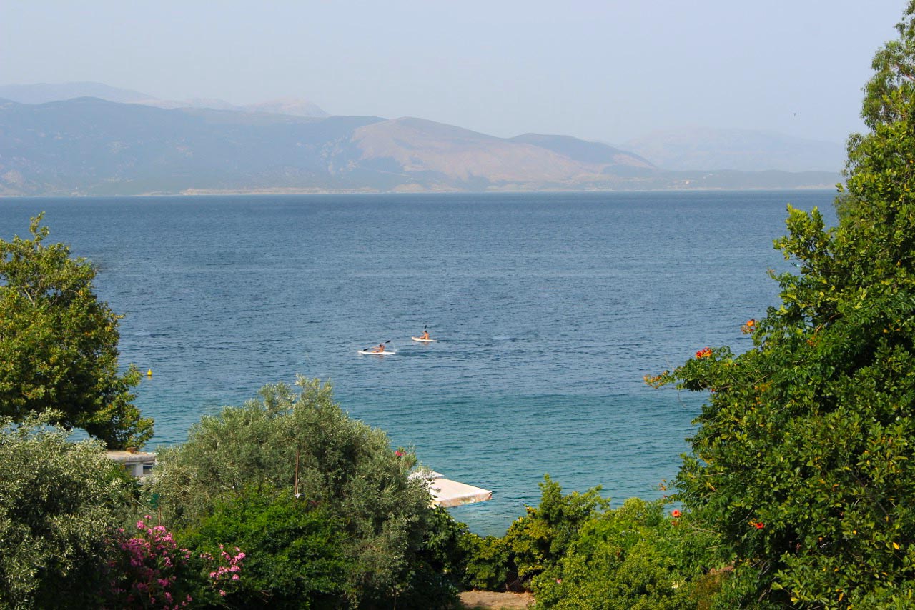 Der Garten des Hellenikon Idyllion reicht bis zum Meer