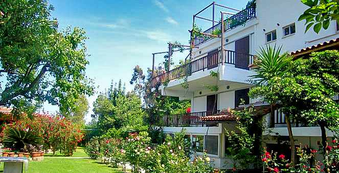 Das Haupthaus mit Garten vom Hellenikon Idyllion